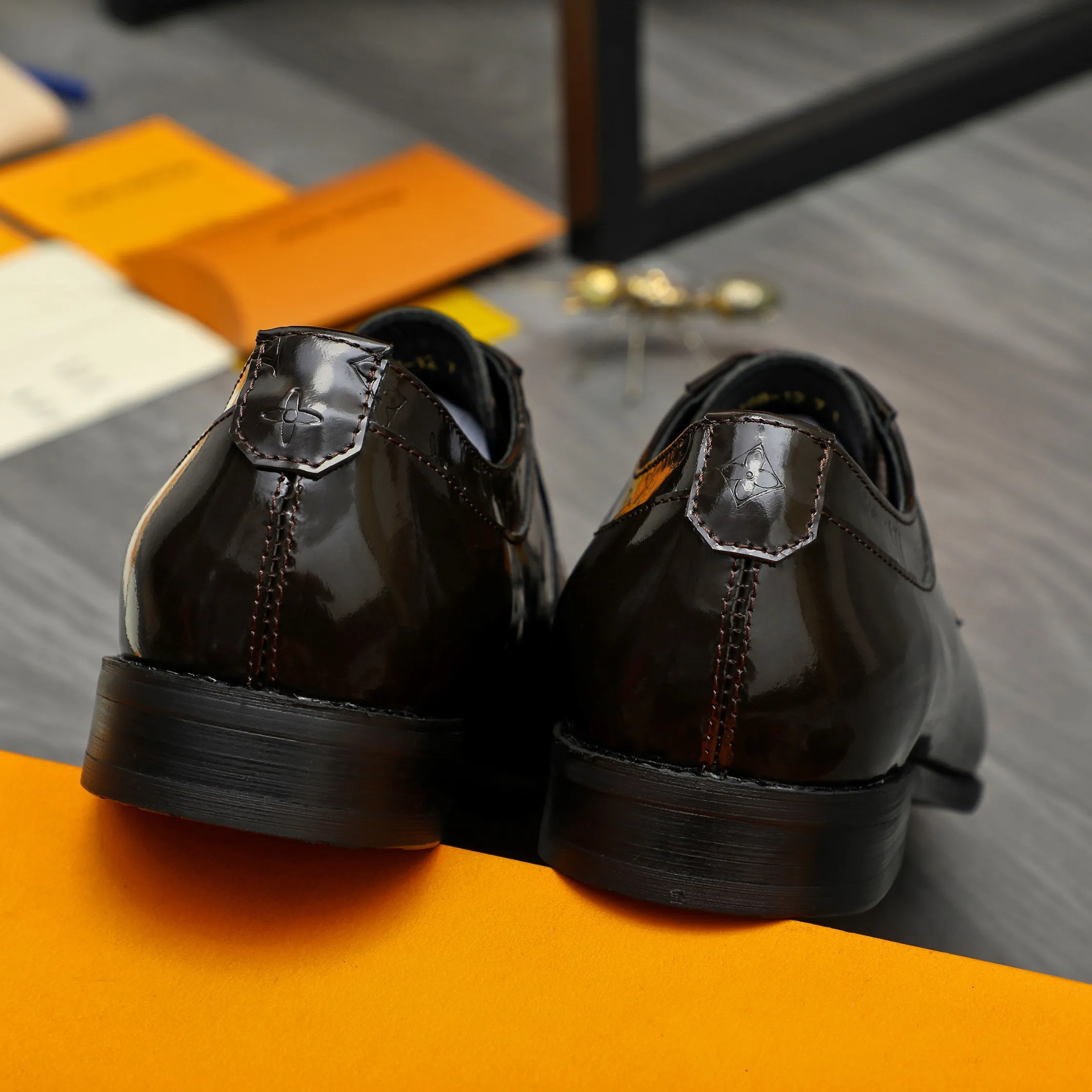 Men's shoes 💰p460 Product trademark: LV (Louis Vuitton) business lace-up leather shoes True size: 39-44 Product material: Selected lacquered cowhide stitching embossed cowhide upper, cowhide lining, original rubber outsole
